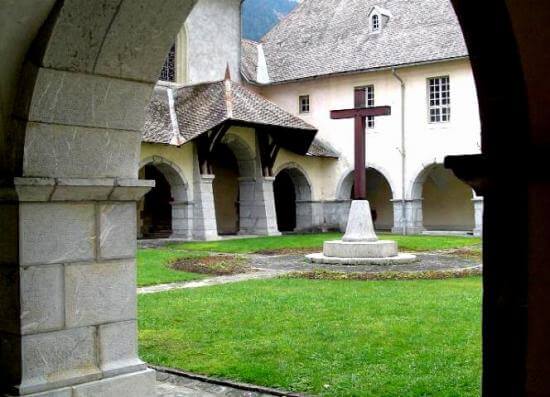 Croix : Monastère à Cluze ( Haute Savoie)
